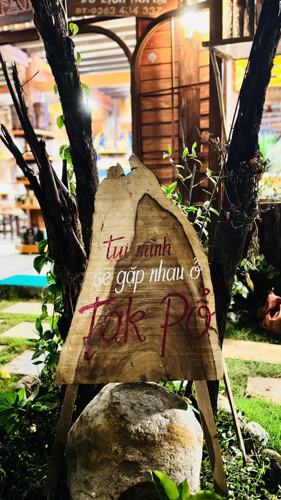 Biển gỗ ở lối vào Tắk Pổ