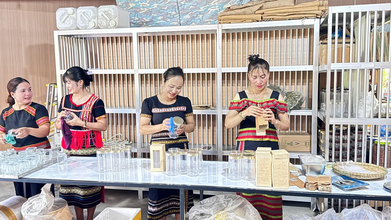 Các thành viên đóng gói sản phẩm tại xưởng của HTX